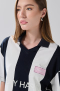 Camiseta polo oversize crema con rayas y arte college