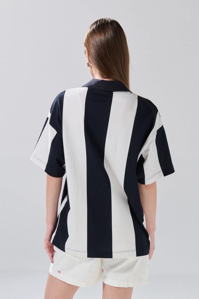 Camiseta polo oversize crema con rayas y arte college
