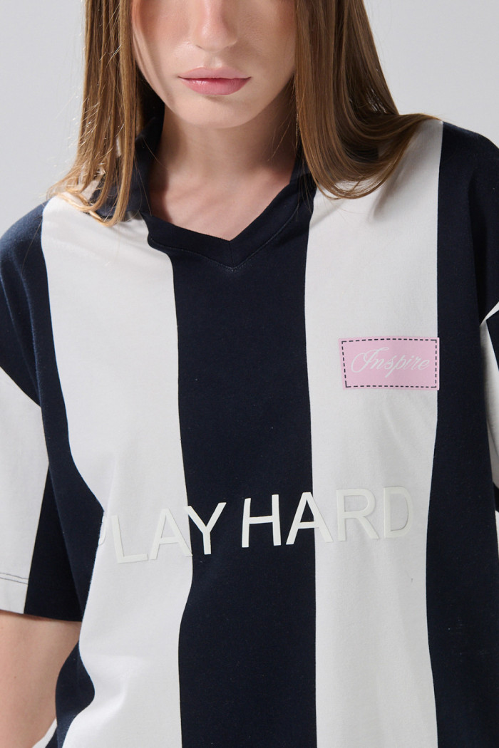 Camiseta polo oversize crema con rayas y arte college
