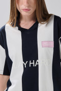 Camiseta polo oversize crema con rayas y arte college