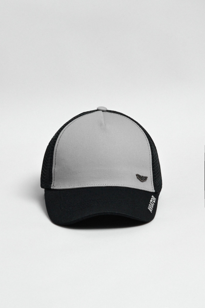 Cachucha trucker negra con corte gris y texto delantero
