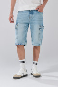 Bermuda de jean cargo azul clara con tiro bajo
