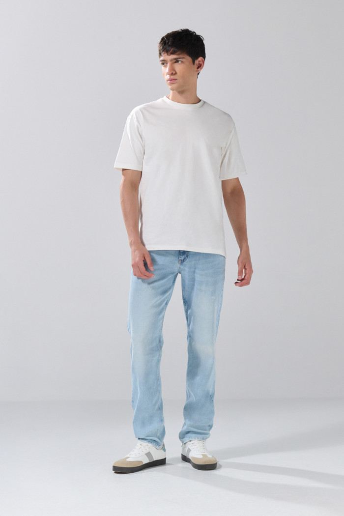 Jean slim azul claro con tiro bajo, bolsillos y desgastes
