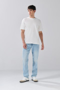 Jean slim azul claro con tiro bajo, bolsillos y desgastes
