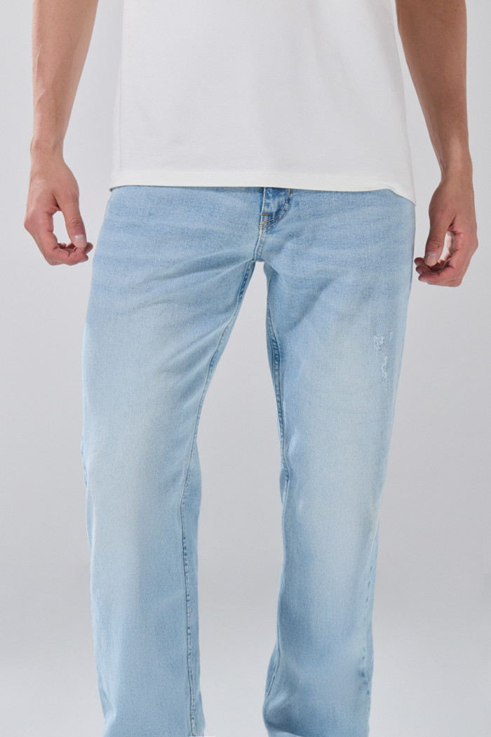 Jean slim azul claro con tiro bajo, bolsillos y desgastes
