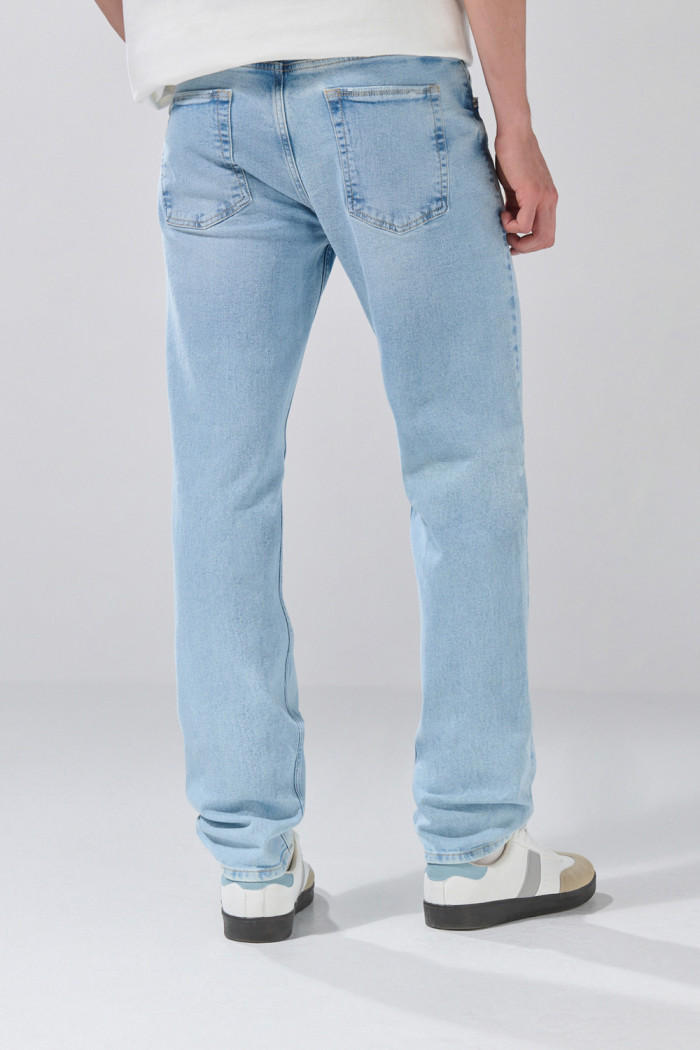 Jean slim azul claro con tiro bajo, bolsillos y desgastes
