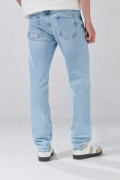 Jean slim azul claro con tiro bajo, bolsillos y desgastes
