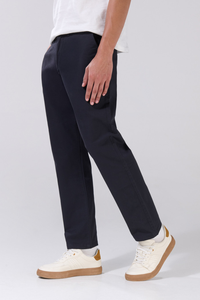 Pantalón straight leg unicolor en dril con tiro medio