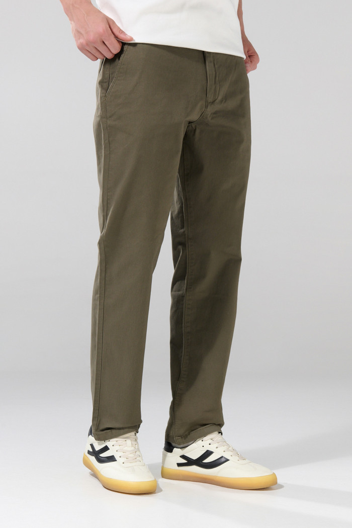 Pantalón straight leg unicolor en dril con tiro medio