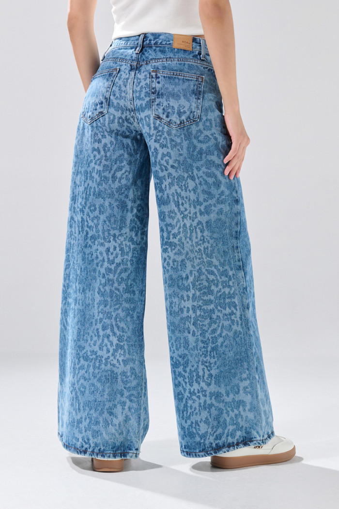 Jean palazzo azul medio con bota ancha y diseños localizados