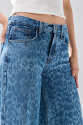Jean palazzo azul medio con bota ancha y diseños localizados