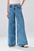 Jean palazzo azul medio con bota ancha y diseños localizados