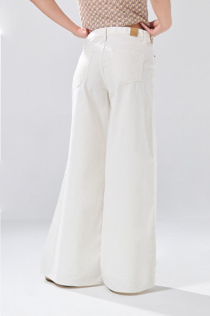 Jean crema claro palazzo con bota ancha y tiro medio
