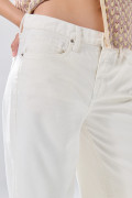 Jean crema claro palazzo con bota ancha y tiro medio
