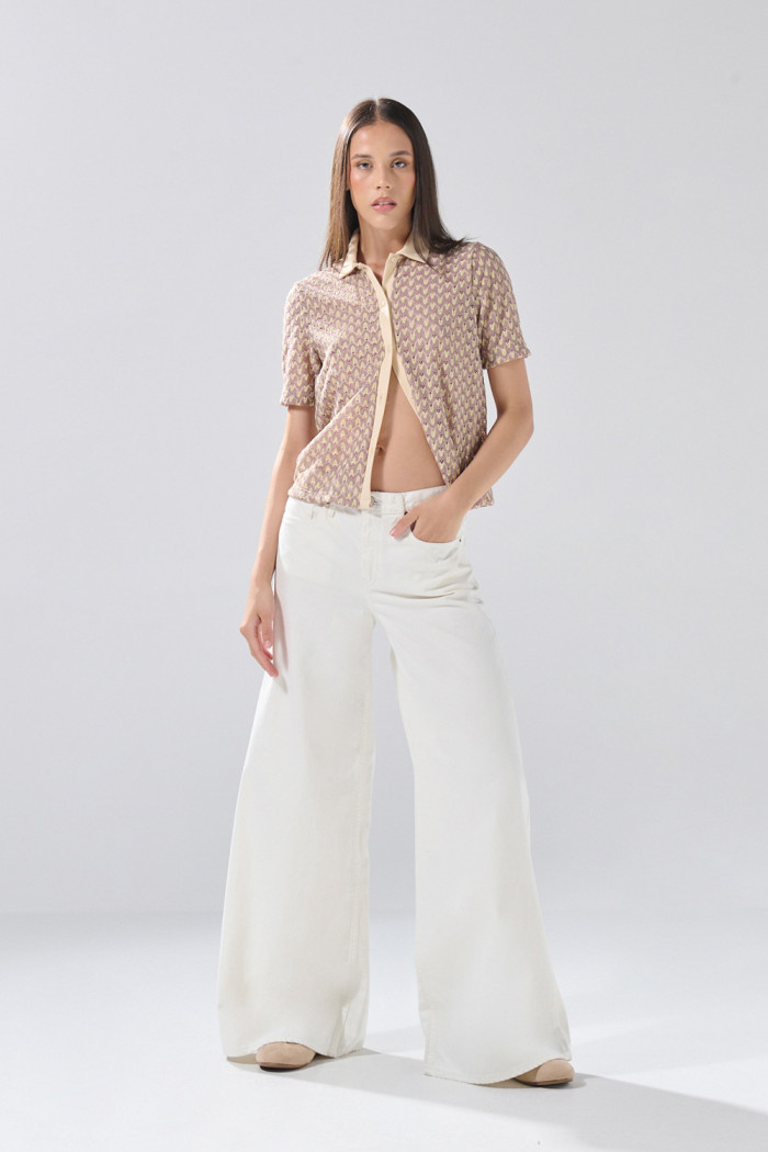 Jean crema claro palazzo con bota ancha y tiro medio