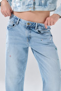 Jean straight low waist azul claro tiro bajo con bordados