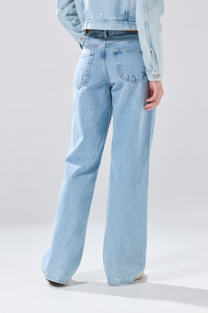 Jean straight low waist azul claro tiro bajo con bordados