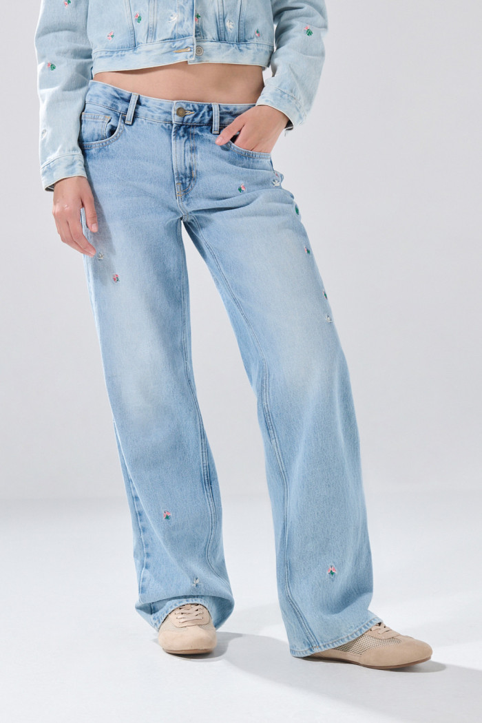 Jean straight low waist azul claro tiro bajo con bordados