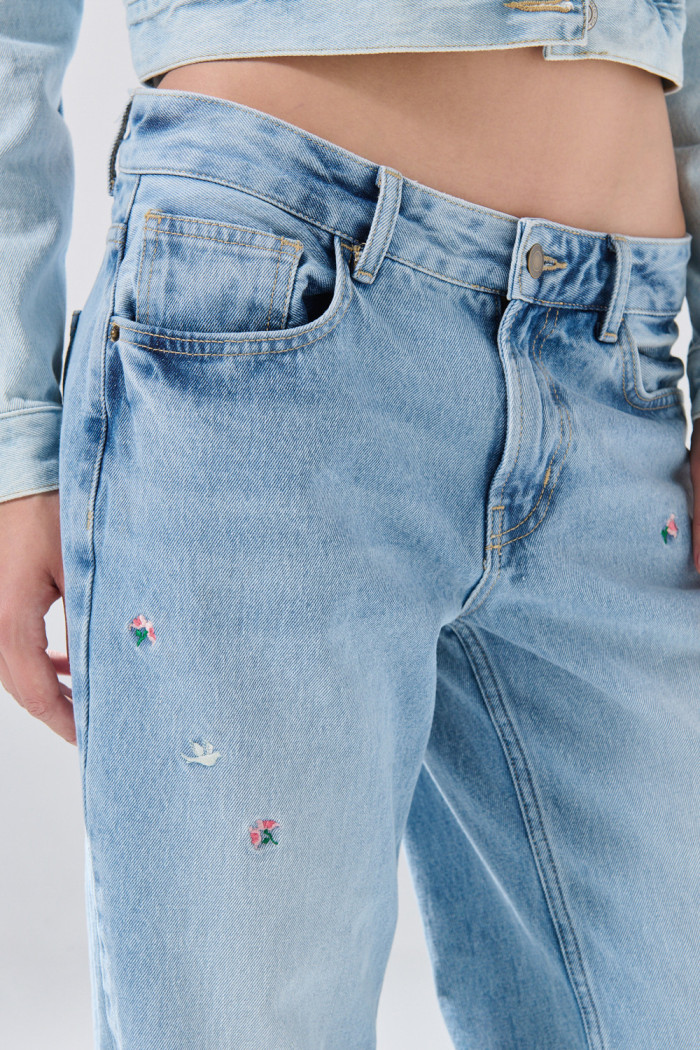 Jean straight low waist azul claro tiro bajo con bordados