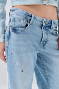 Jean straight low waist azul claro tiro bajo con bordados