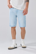Bermuda azul clara tipo slim con desgastes y tiro bajo