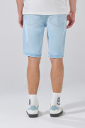 Bermuda azul clara tipo slim con desgastes y tiro bajo