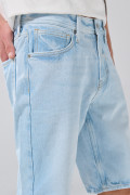 Bermuda azul clara tipo slim con desgastes y tiro bajo