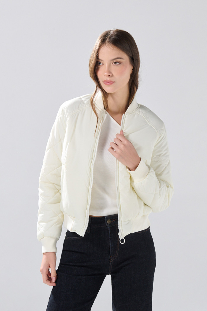 Chaqueta bomber acolchada crema con manga ranglan