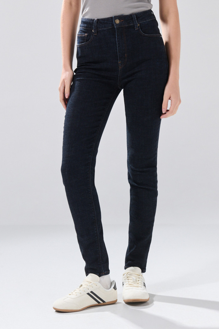 Jean azul intenso jegging infaltables con tiro súper alto
