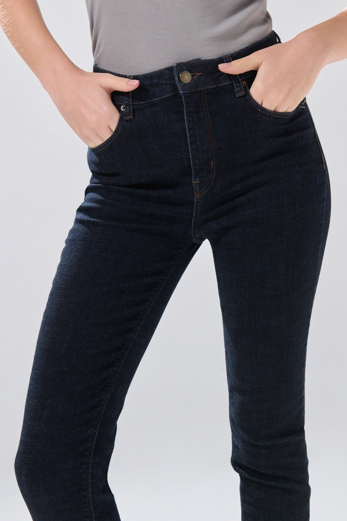 Jean azul intenso jegging infaltables con tiro súper alto
