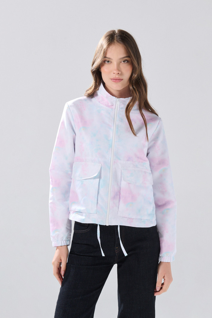 Chaqueta blanca liviana crop con cuello alto y estampados