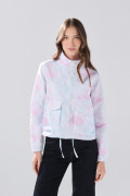Chaqueta blanca liviana crop con cuello alto y estampados