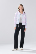 Chaqueta blanca liviana crop con cuello alto y estampados