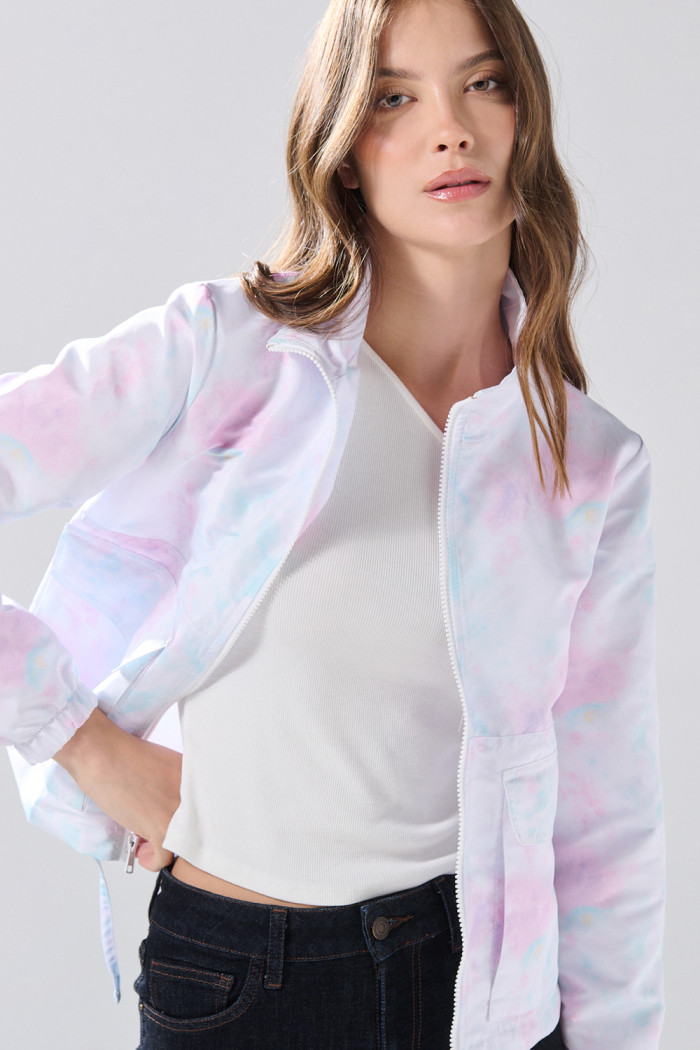 Chaqueta blanca liviana crop con cuello alto y estampados