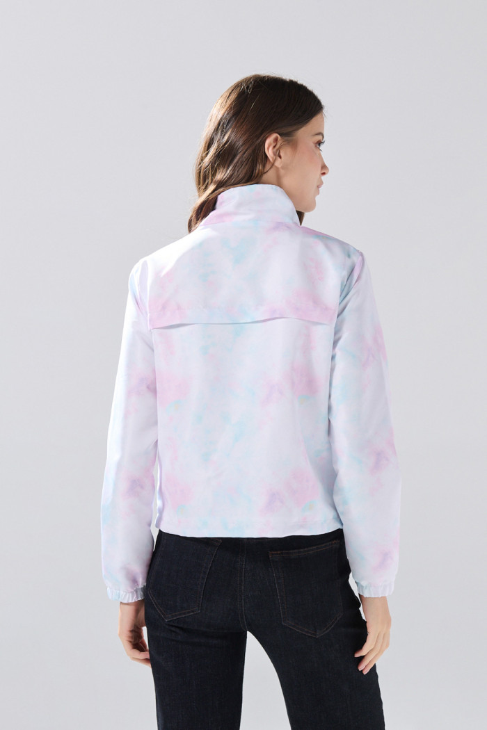 Chaqueta blanca liviana crop con cuello alto y estampados