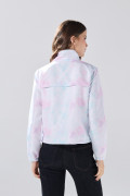 Chaqueta blanca liviana crop con cuello alto y estampados