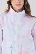 Chaqueta blanca liviana crop con cuello alto y estampados