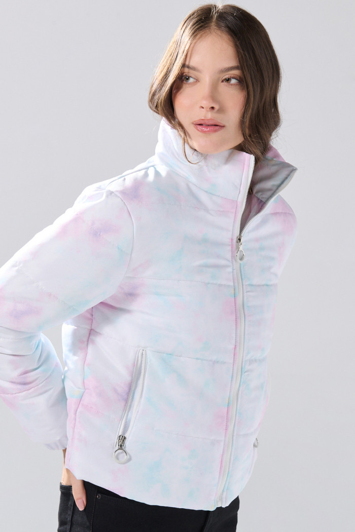 Chaqueta cuello alto acolchada blanca con estampados