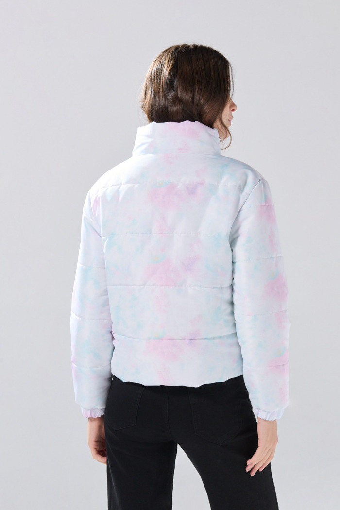 Chaqueta cuello alto acolchada blanca con estampados
