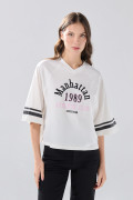 Camiseta crop top crema oversize college con manga ranglan
