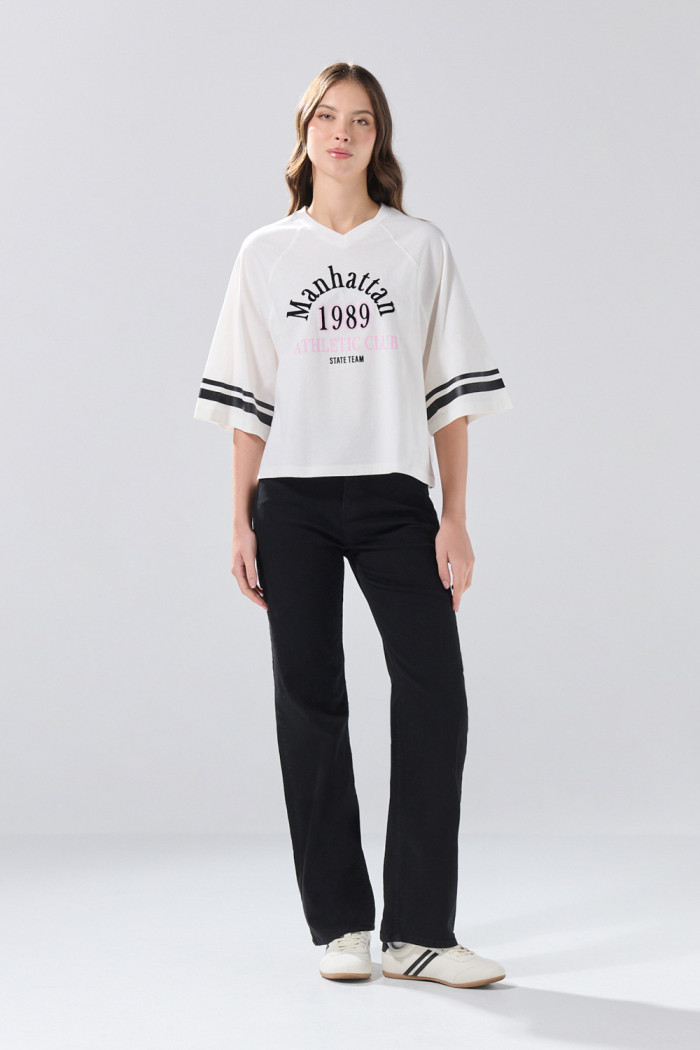 Camiseta crop top crema oversize college con manga ranglan
