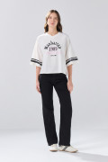 Camiseta crop top crema oversize college con manga ranglan
