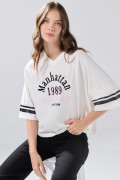 Camiseta crop top crema oversize college con manga ranglan
