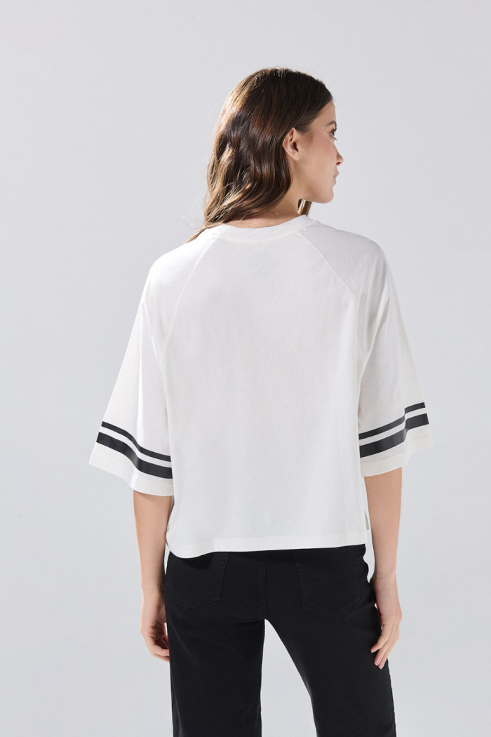 Camiseta crop top crema oversize college con manga ranglan
