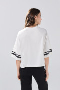 Camiseta crop top crema oversize college con manga ranglan
