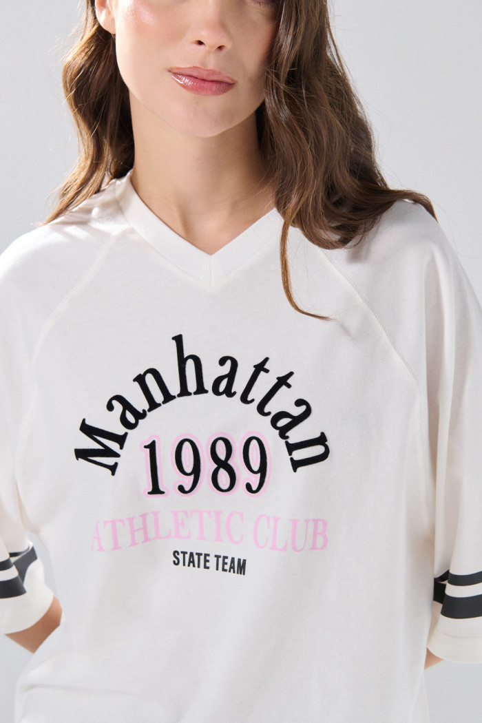 Camiseta crop top crema oversize college con manga ranglan
