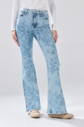 Jean azul flare de Verano Urbano con tiro alto y bota ancha
