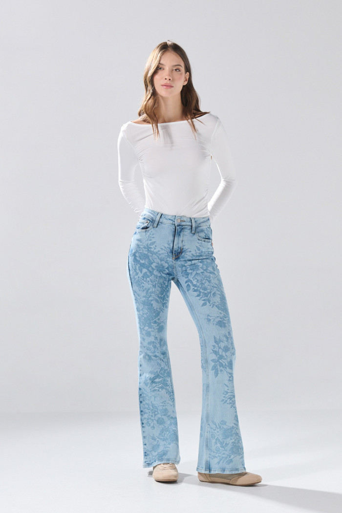 Jean azul flare de Verano Urbano con tiro alto y bota ancha
