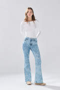 Jean azul flare de Verano Urbano con tiro alto y bota ancha

