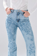 Jean azul flare de Verano Urbano con tiro alto y bota ancha
